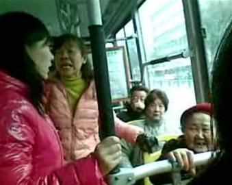 女孩沒給老太讓座被人批。