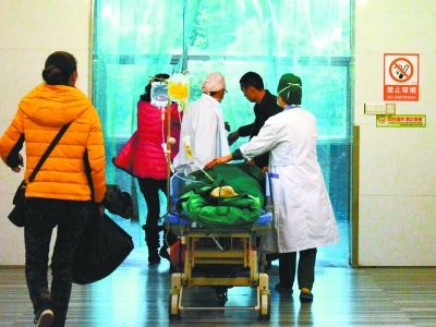 受傷女孩做完手術(shù)被送往重癥監(jiān)護(hù)室。記者楊濤 攝