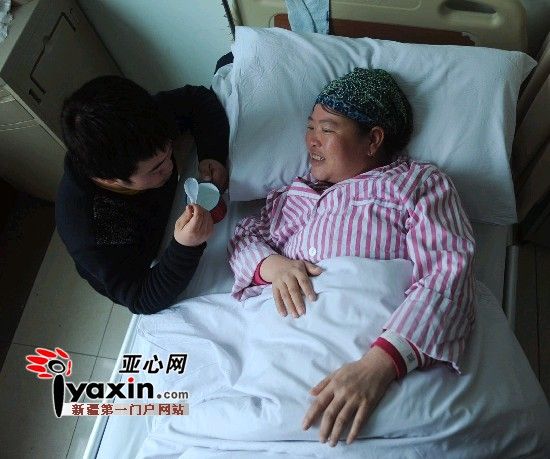 2月15日，馬友紅給病床上的母親喂水喝，對于家庭現(xiàn)在的處境，身患重癥的母親也時(shí)而感到愧對兒子。亞心網(wǎng)記者 張已 攝