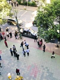 市民提供給賀偉的事發(fā)時(shí)雙方?jīng)_突照片。
