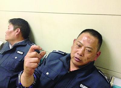 被打傷的城管隊員。陳郁攝