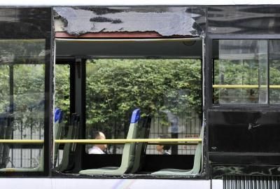 75路公交車車窗玻璃被砸碎。