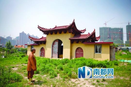 十里古寺2008年被拆,現(xiàn)在只剩下一個(gè)廟門。南都記者 陳志剛 攝