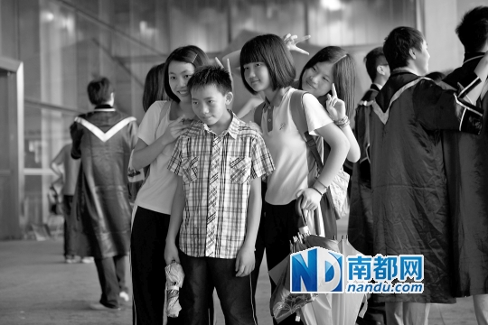 6月22日上午,楊六斤參觀深圳大學(xué)科技樓,雖然來到康橋書院才兩星期,但他卻已經(jīng)融入了同學(xué)們的生活中。</p><p>　　