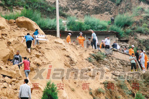 昨日，公安、消防人員在事故現(xiàn)場(chǎng)搜救