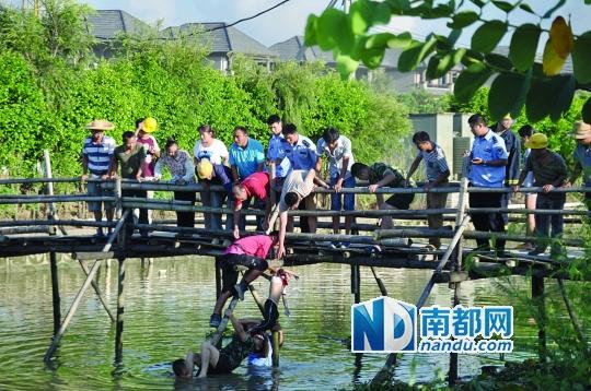 救援人員合力打撈起落水女孩，后經(jīng)醫(yī)護人員確認已經(jīng)死亡。受訪者供圖