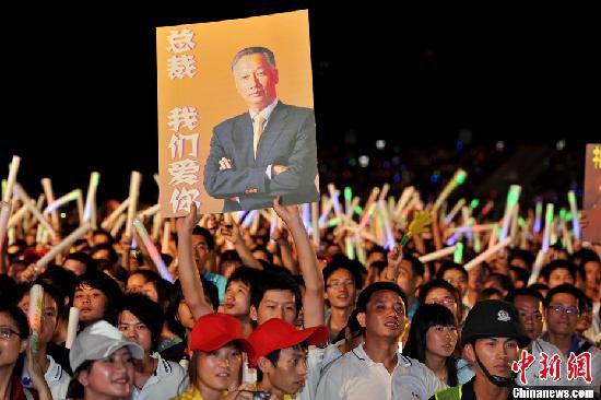 資料圖：2011年深圳富士康舉辦慈善晚會(huì)。