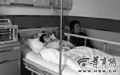 昨日下午，在延長縣醫(yī)院，外婆守在5歲的黑鈺雅病床前