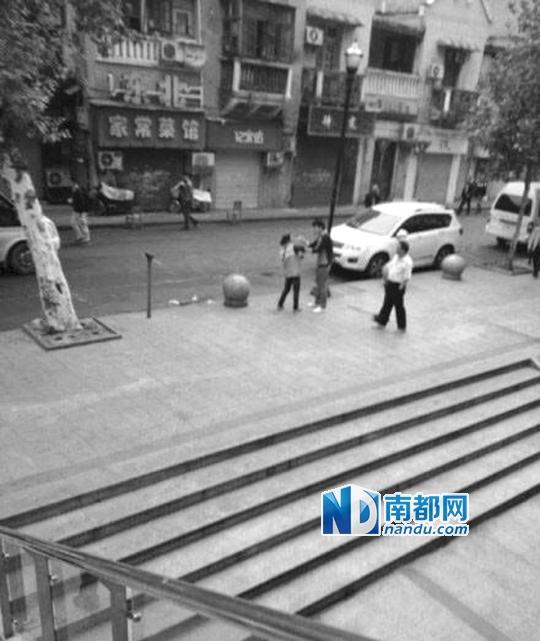 10月18日，武漢一男子抓住環(huán)衛(wèi)工打耳光。