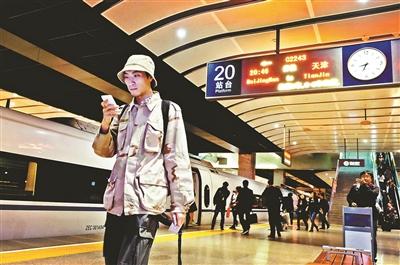 家住天津，在北京工作，呂先生每天乘坐京津城際列車上下班