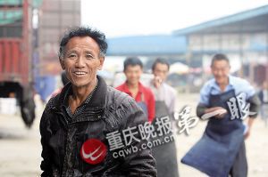 唐再海因?yàn)槠つw黝黑，工友們都打趣地稱呼他為“非洲人”。