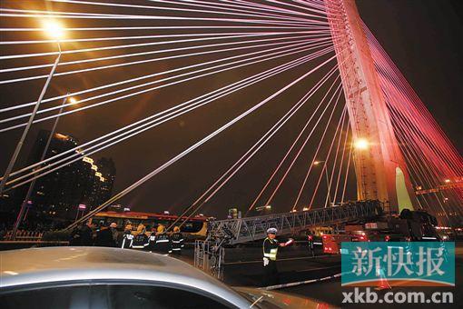 昨日深夜，橋上東側(cè)空出兩條車(chē)道用來(lái)救援。