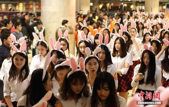 11月11日晚，一百位統(tǒng)一打扮的“兔女郎”現(xiàn)身南京新街口，逛街看電影玩快閃，走到哪里都被圍觀。