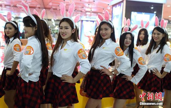 11月11日晚，一百位統(tǒng)一打扮的“兔女郎”現(xiàn)身南京新街口，逛街看電影玩快閃，走到哪里都被圍觀。