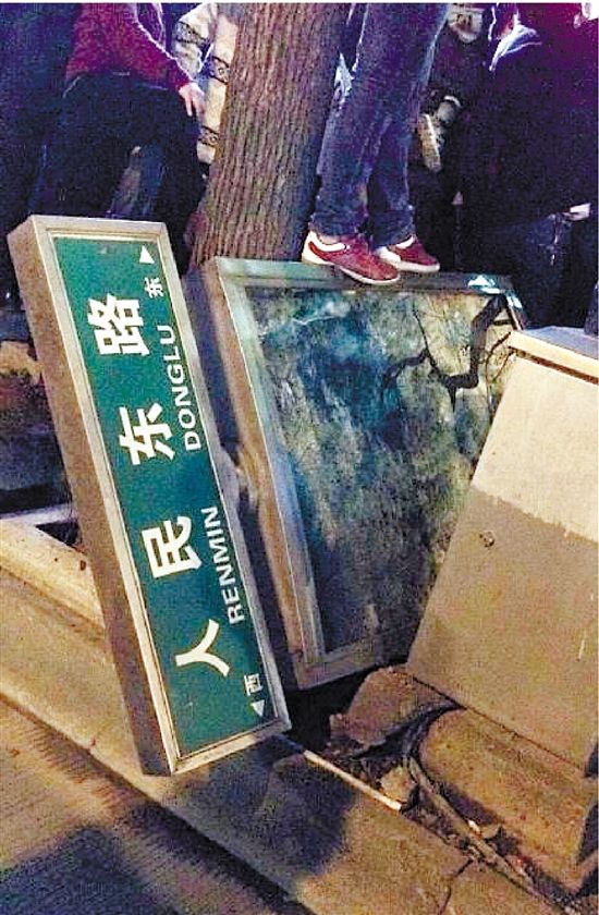 路牌都踩翻，還有人上了樹(shù)，城管不出手，也確實(shí)不大合適。