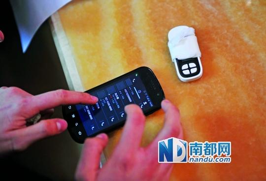 一個號碼為021-62588800的電話自稱上海靜安區(qū)公安分局，騙走了小程148萬。記者 梁煒培 攝
