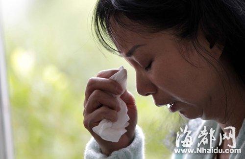 小梅的媽媽看到女兒發(fā)來的信息，就忍不住落淚