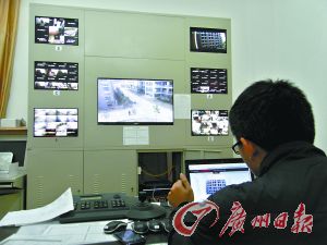 監(jiān)控室就可以看到男生宿舍樓的情況。