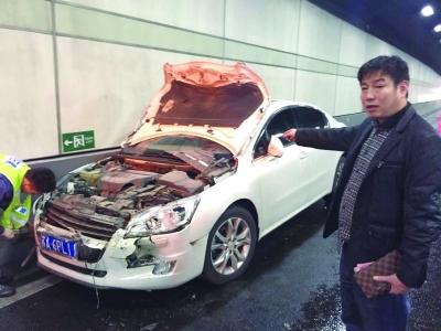 白色標(biāo)致車車頭嚴(yán)重?fù)p毀。