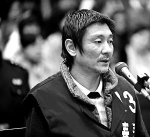 庭審時(shí)，鄭東稱自己想隨女兒一起去，請求法院判他死刑立即執(zhí)行