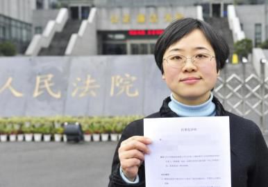 12月3日，起訴代理人出示公訴書。