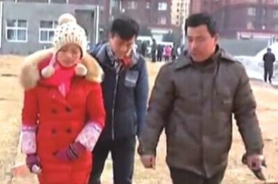 “失蹤”后又回家的越南新娘小吳(左)和家人到警方報案。視頻截圖
