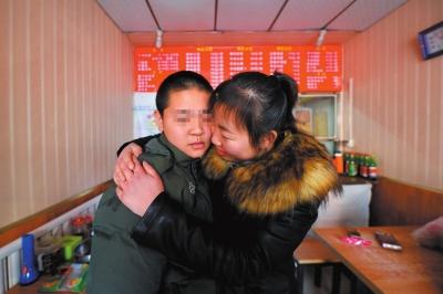何女士找到了兒子小新后，把兒子緊緊抱在懷里。京華時(shí)報(bào)記者趙思衡攝