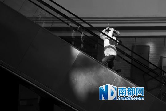 12月12日上午，正佳廣場內(nèi)，任淘淘在扶梯上奔跑玩耍。