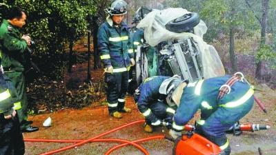 消防官兵正準備拆車門救人。