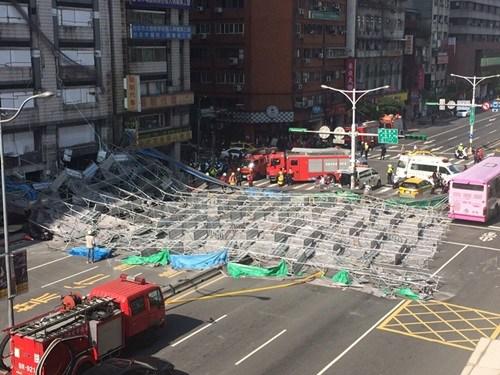 臺(tái)北市寧波東街和羅斯福路交叉口23日有腳手架倒塌，占據(jù)車道。臺(tái)灣“中央社”