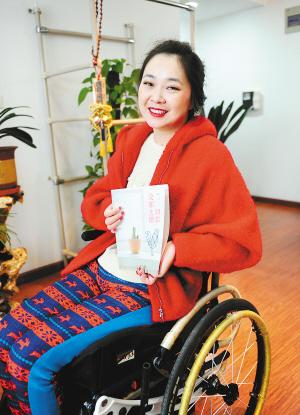 昨天下午，記者在鳳城八路的一個小區(qū)里，見到了輪椅上的28歲女孩兒劉燚。2009年夏天，因?yàn)橐粓鲕嚨?，她高位截癱，醫(yī)生宣布她“從此再也沒有生活質(zhì)量”，可就是這個輪椅上的西安女孩，在2012年，和父母一起完成了一趟28個國家的旅行，而靠著僅有的能動的一個小拇指，她用一年多的時間，在電腦上敲出了這次旅行的游記，并集結(jié)成書，取名《一切都沒那么糟》。