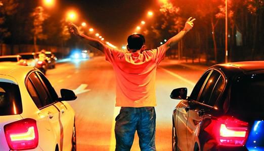 2013年8月25日凌晨，北京，在東壩大街路口進(jìn)行的一場(chǎng)飆車(chē)。