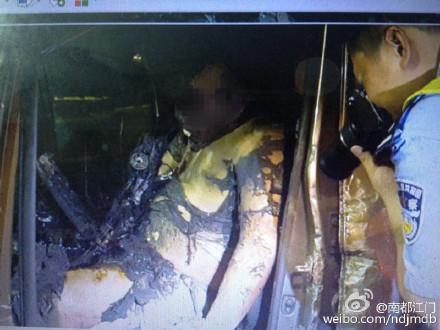 廣東一輛轎車(chē)撞上磚頭堆 司機(jī)困在駕駛室被燒死