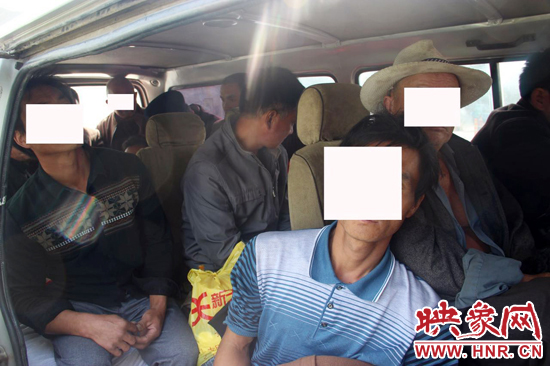 一輛8座的面包車(chē)竟然擠進(jìn)17個(gè)人。
