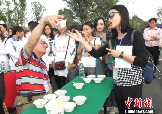 圖為外國(guó)友人品嘗揚(yáng)州炒飯。