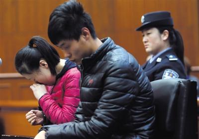 昨日，因殺死自己的親生兒子，被告人王某受審，其男友喬某則因涉嫌幫助毀滅證據(jù)罪受審。