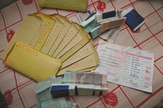 廖弟友捐款后保存的部分收據(jù)。