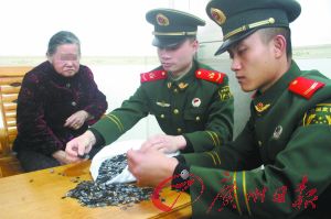 手機內(nèi)存卡因體積小、價值高，成為水客走私的“新寵”。圖為邊防官兵正在清點走私物品。