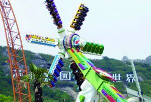 3月28日零點(diǎn)剛過(guò)幾分鐘，上海迪士尼6月16日開(kāi)園日的門(mén)票就宣告售罄，巨大的訪(fǎng)問(wèn)量一度導(dǎo)致票務(wù)系統(tǒng)出現(xiàn)間歇性故障，被網(wǎng)友調(diào)侃“激烈程度堪比春運(yùn)”。網(wǎng)上甚至有“黃?！睂⒁粡堥_(kāi)園門(mén)票炒到幾千元。