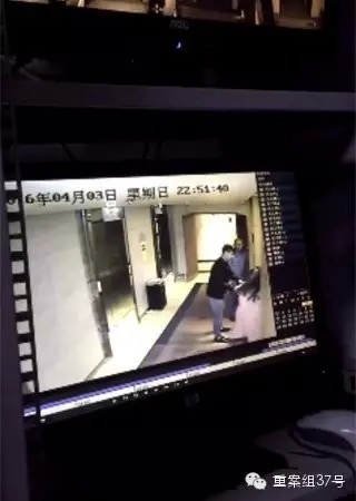 一女子在酒店被陌生男子拖拽。    視頻截圖