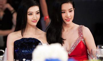 除了白，在合影中還有另外一個(gè)制勝法寶，就是——高。