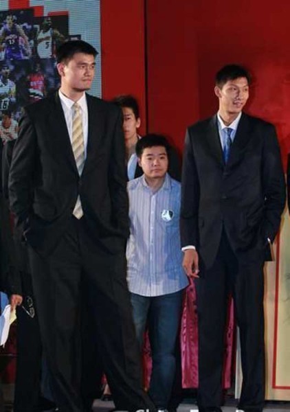 鄧超夫婦以及于嘉、林書豪，放在人群里都是不錯(cuò)的身高，顯然，他們選錯(cuò)了參照物。