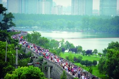 　　昨天,數(shù)萬(wàn)南京市民參加“環(huán)城七十里”徒步走,圖為解放門城墻上密集的人群。 本版攝影 實(shí)習(xí)生 王甜