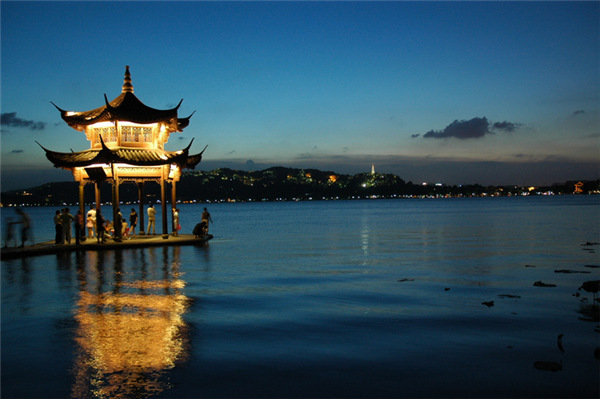 不要溫和地走進那個良夜 因為夜太美！