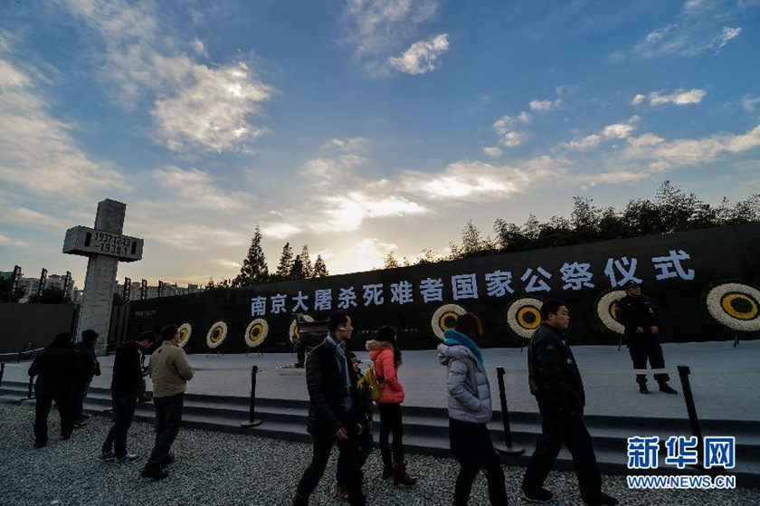 12月14日,觀眾在侵華日軍南京大屠殺遇難同胞紀(jì)念館國(guó)家公祭儀式會(huì)場(chǎng)參觀。新華社記者 沈鵬 攝　