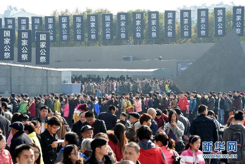12月14日,參觀者在南京大屠殺遇難同胞紀(jì)念館參觀?！　⌒氯A社記者孫參攝