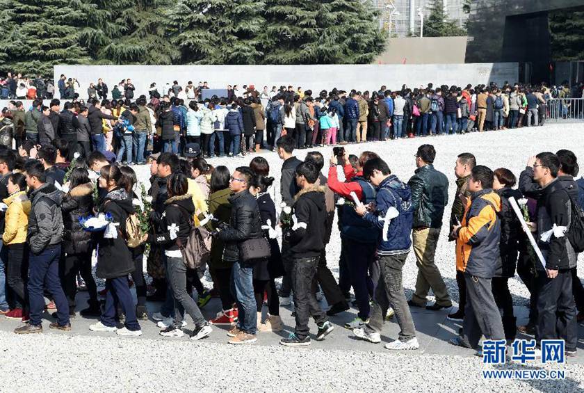  12月14日,參觀者在排隊(duì)進(jìn)入紀(jì)念館展館參觀。新華社記者孫參攝