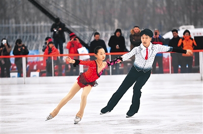 12月18日,五棵松冰世界體育樂園正式開門迎客,圖為花樣滑冰運動員進行表演。