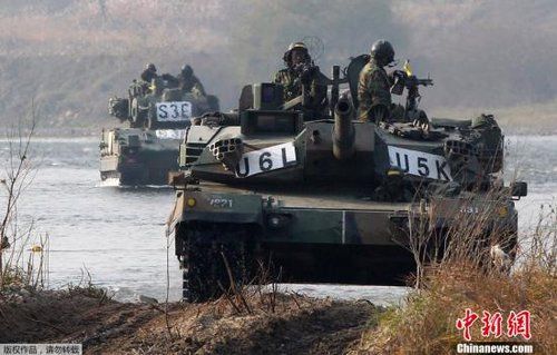 　資料圖：2011年11月2日，韓國(guó)軍隊(duì)在首爾東南100公里的驪州進(jìn)行軍事演習(xí)。