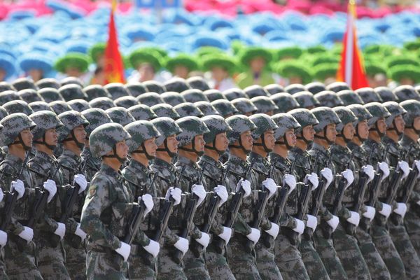 總體看，中國(guó)軍隊(duì)是稱職的，承擔(dān)了它對(duì)這個(gè)國(guó)家和人民的應(yīng)有責(zé)任。